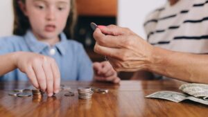 Cómo enseñar a los niños sobre el uso del dinero